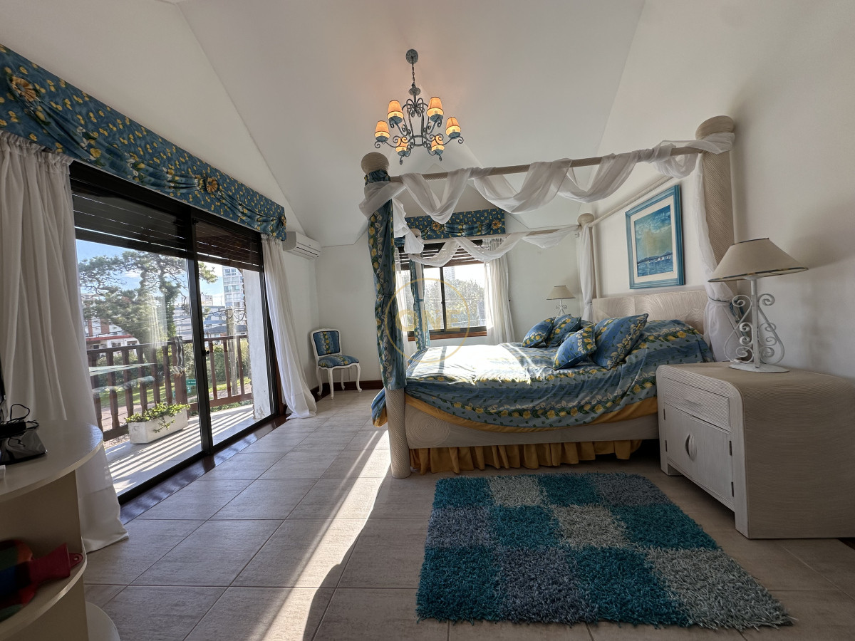 Casa ID.1696 - Casa en venta playa Mansa 7 dormitorios Punta del Este 