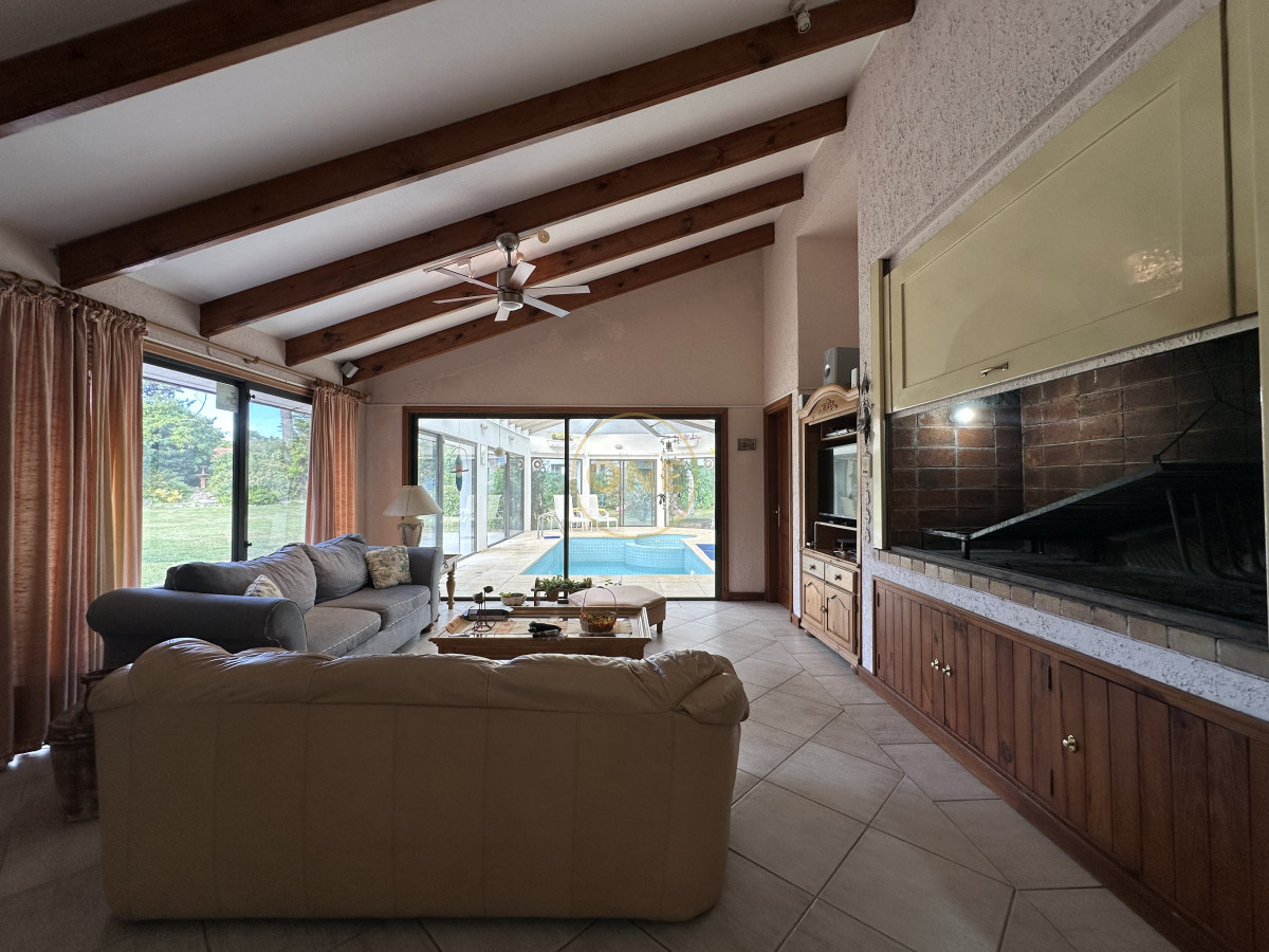 Casa ID.1696 - Casa en venta playa Mansa 7 dormitorios Punta del Este 
