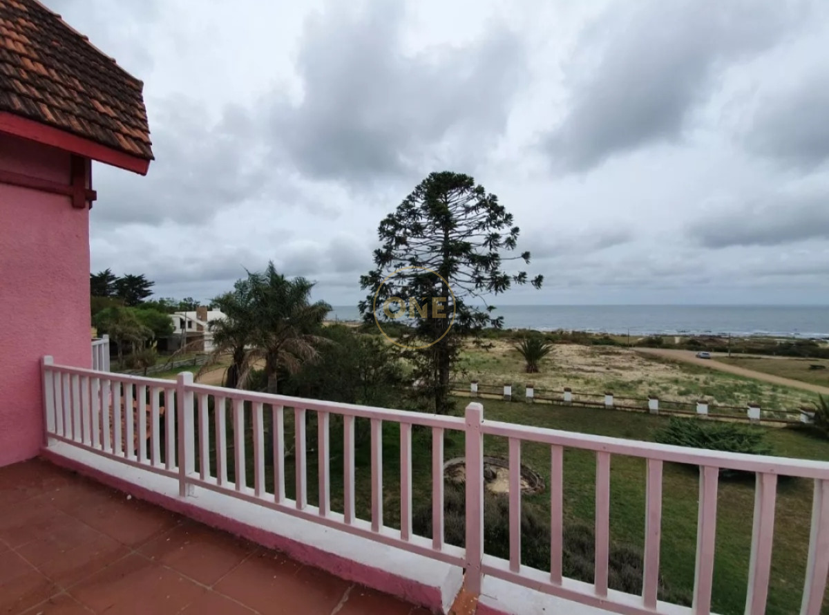 Casa ID.1413 - venta casa estilo Castillo Playa Verde  Piriápolis frente al mar 