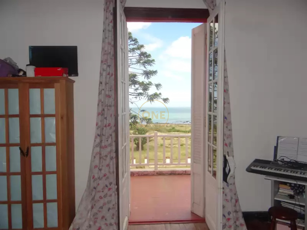 Casa ID.1413 - venta casa estilo Castillo Playa Verde  Piriápolis frente al mar 