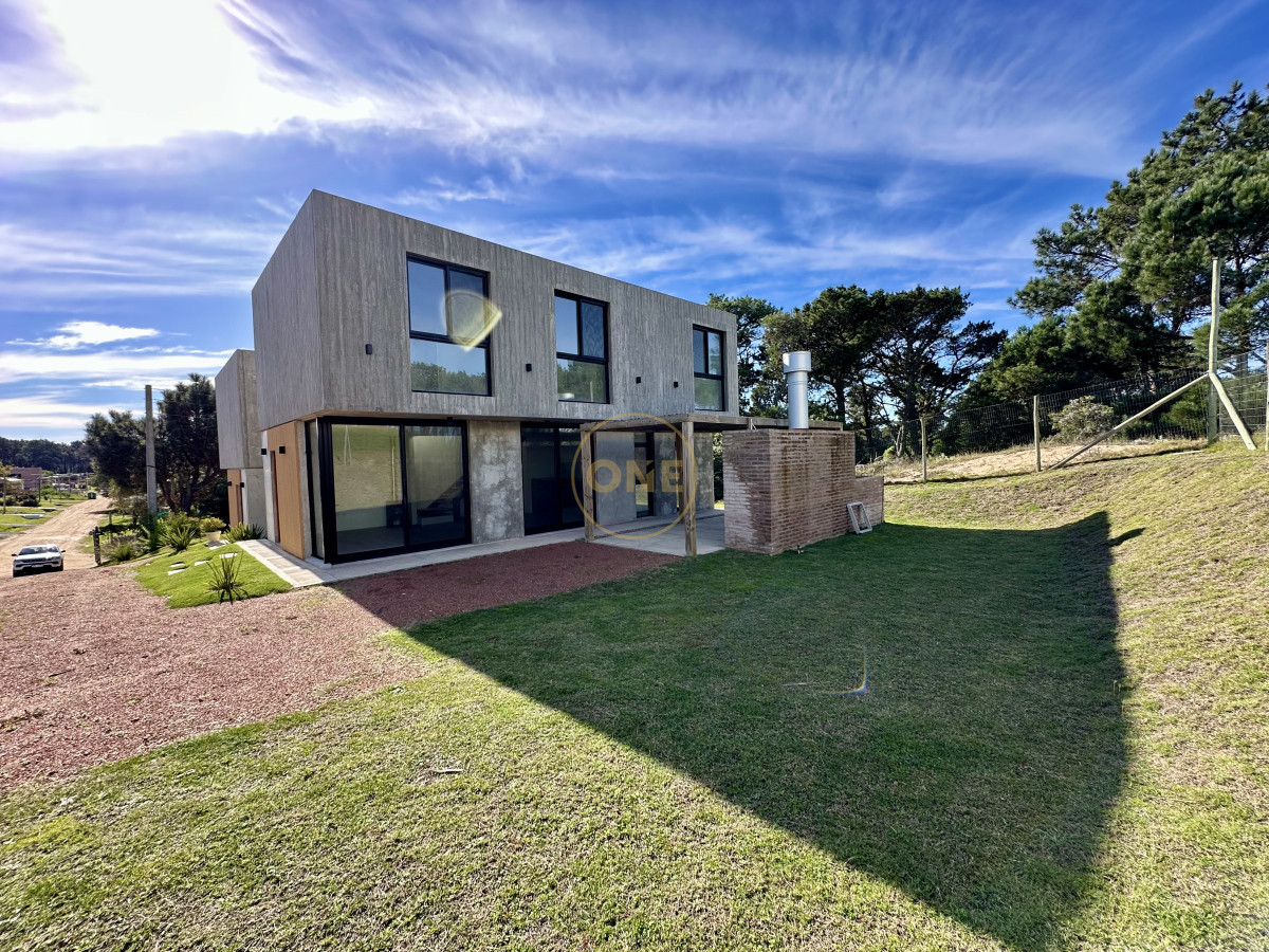 Casa ID.1710 - Casa en venta en playa Mansa Punta del Este 