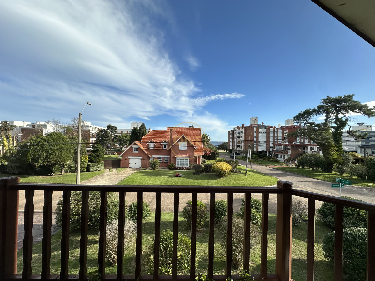 Casa ID.1696 - Casa en venta playa Mansa 7 dormitorios Punta del Este 