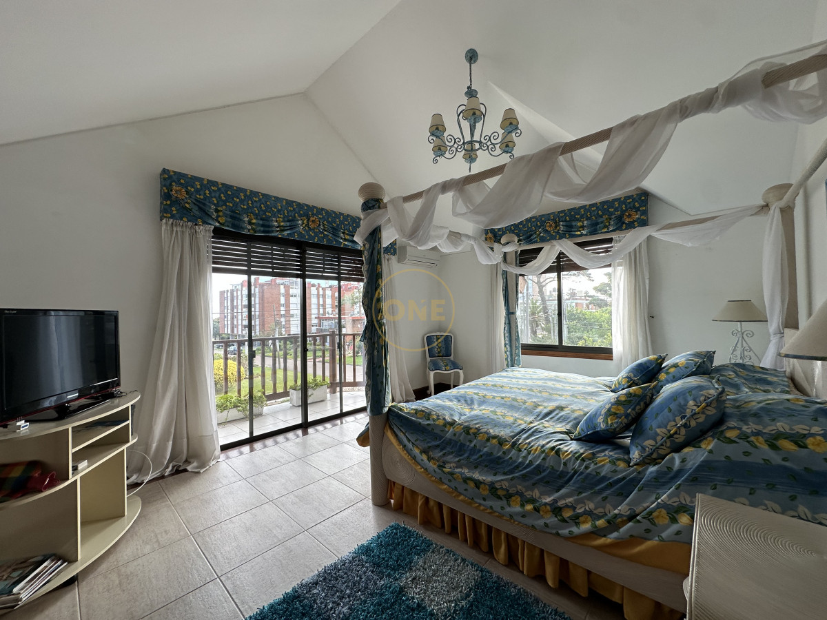 Casa ID.1696 - Casa en venta playa Mansa 7 dormitorios Punta del Este 