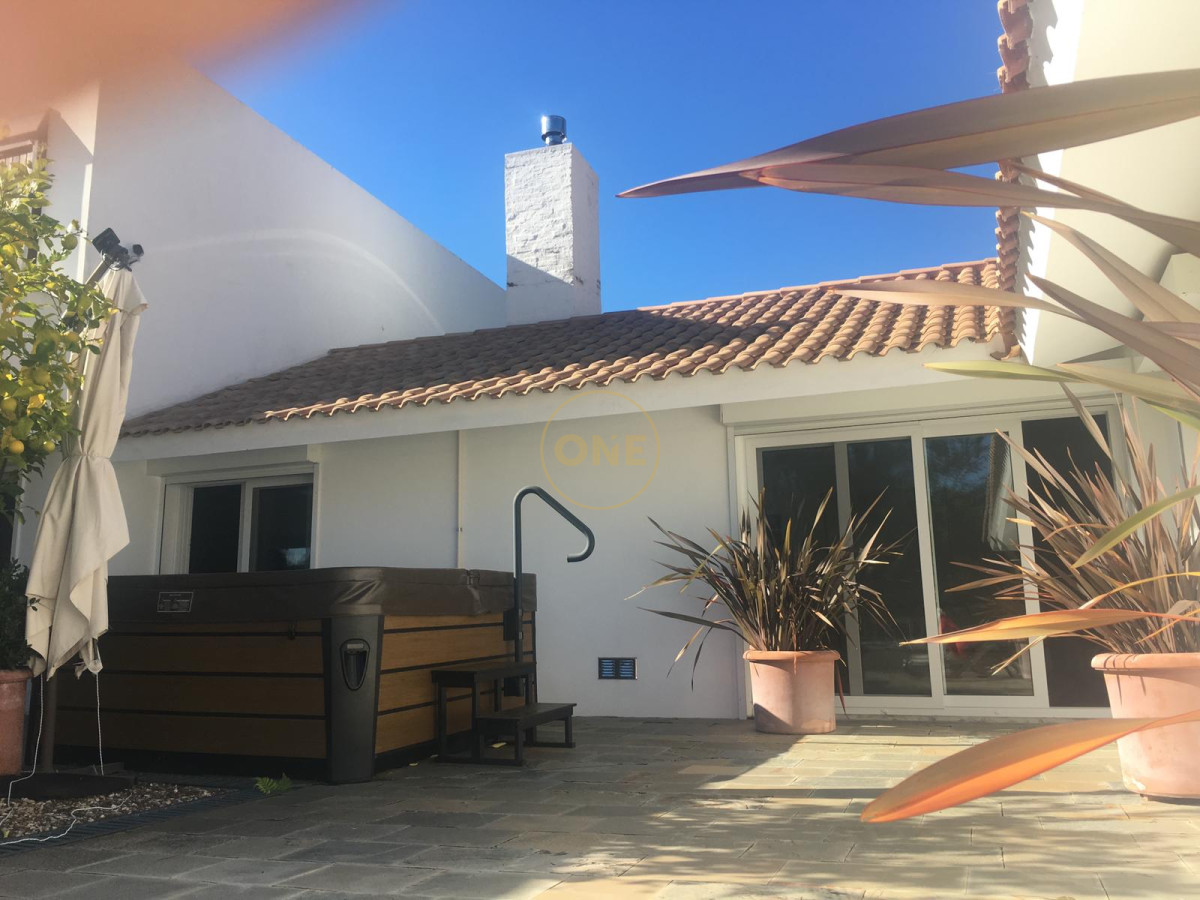 Casa ID.171 - Venta de Casa 5 DORMITORIOS con vista a cancha de Golf , Punta del este