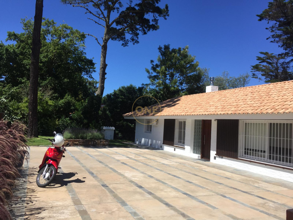 Casa ID.171 - Venta de Casa 5 DORMITORIOS con vista a cancha de Golf , Punta del este
