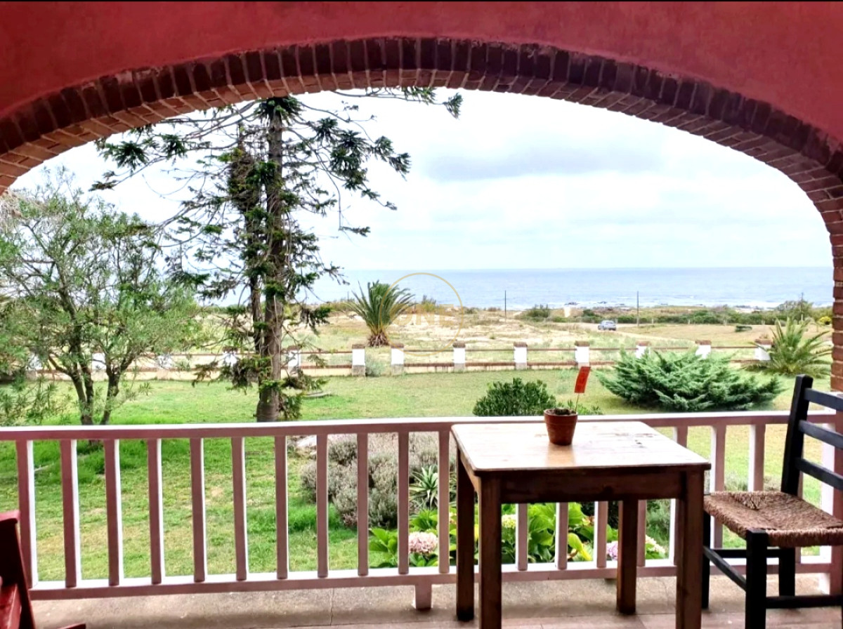Casa ID.1413 - venta casa estilo Castillo Playa Verde  Piriápolis frente al mar 