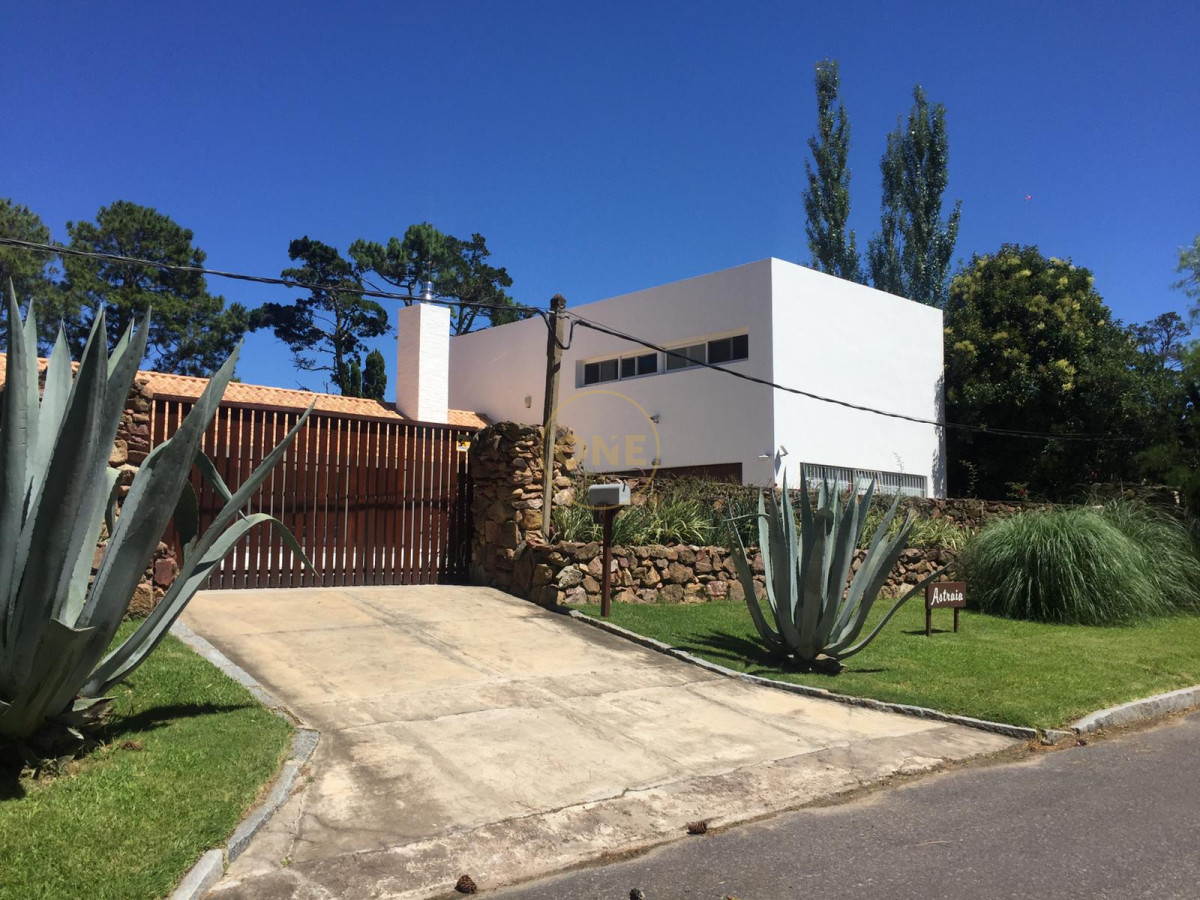Casa ID.171 - Venta de Casa 5 DORMITORIOS con vista a cancha de Golf , Punta del este