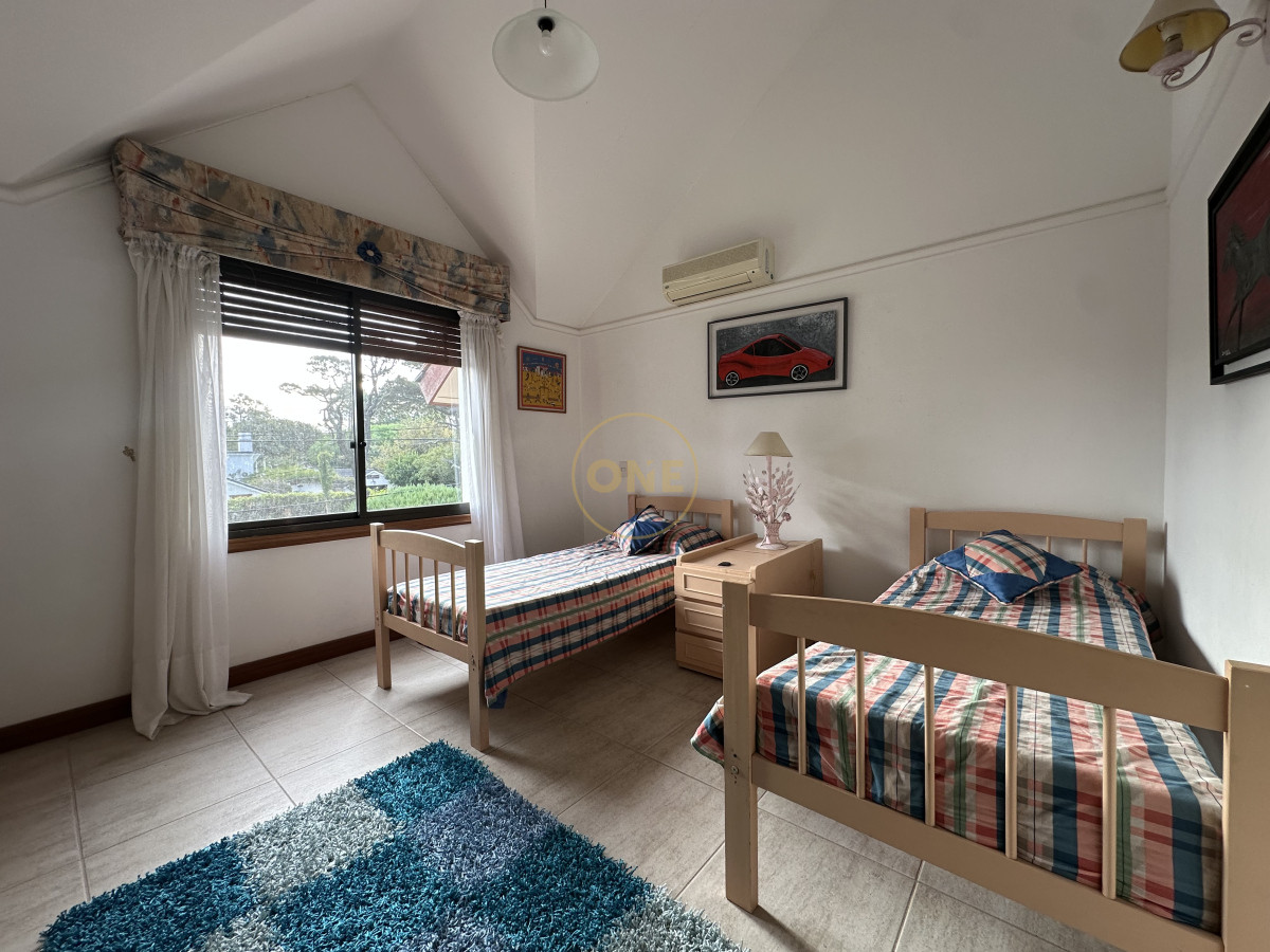 Casa ID.1696 - Casa en venta playa Mansa 7 dormitorios Punta del Este 