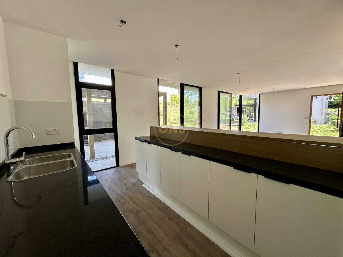 Casa ID.1710 - Casa en venta en playa Mansa Punta del Este 