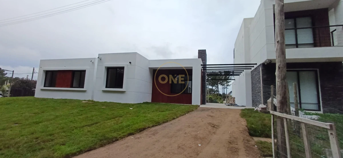 Casa ID.2256 - Casa de 3 dormitorios en Parque Burnett a la venta a estrenar!