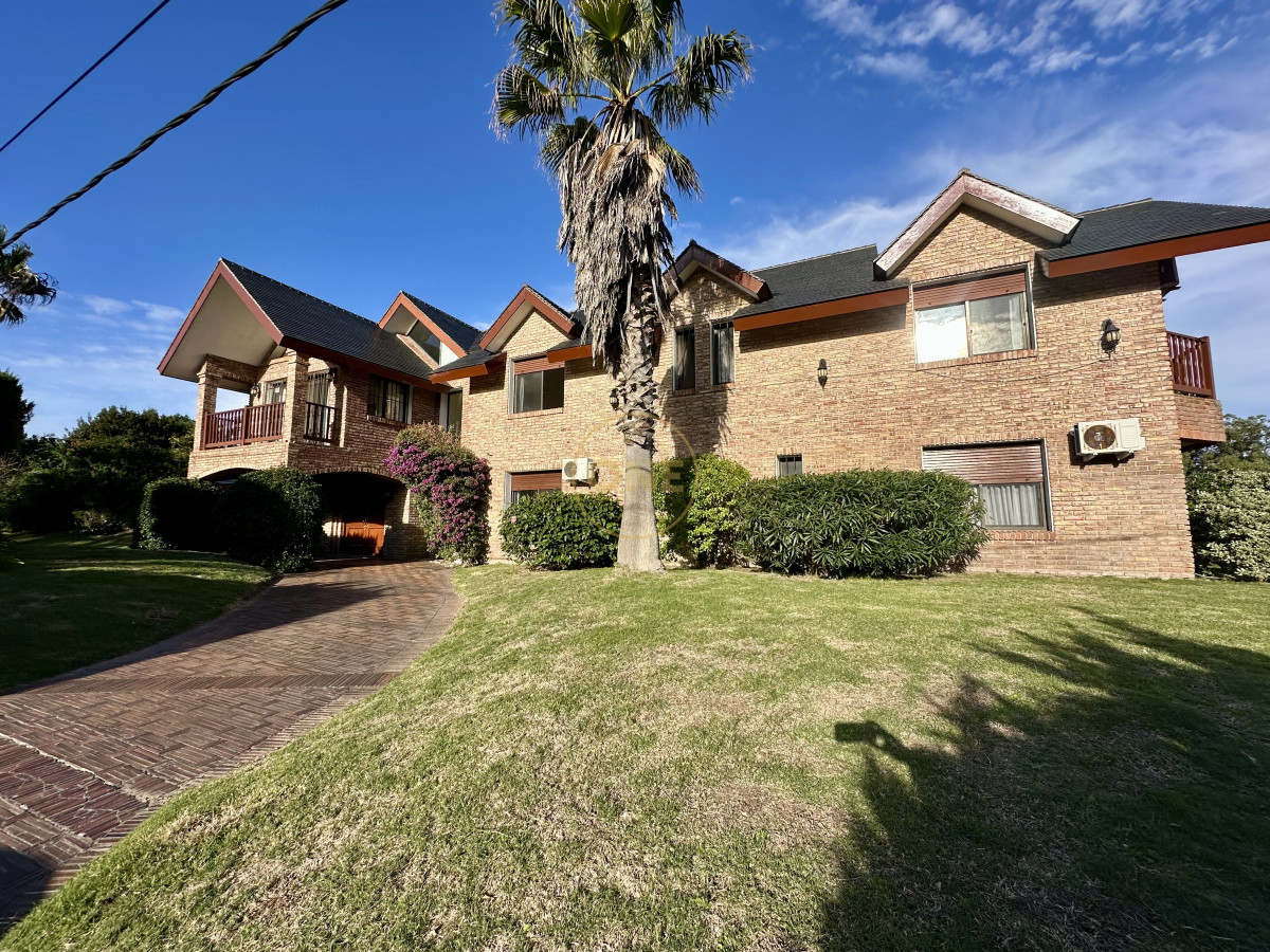 Casa ID.1696 - Casa en venta playa Mansa 7 dormitorios Punta del Este 