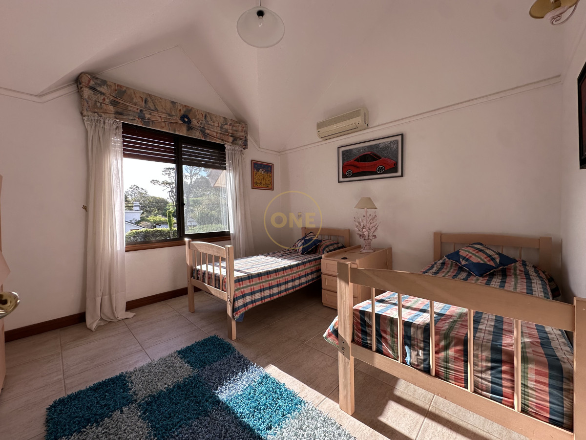 Casa ID.1696 - Casa en venta playa Mansa 7 dormitorios Punta del Este 