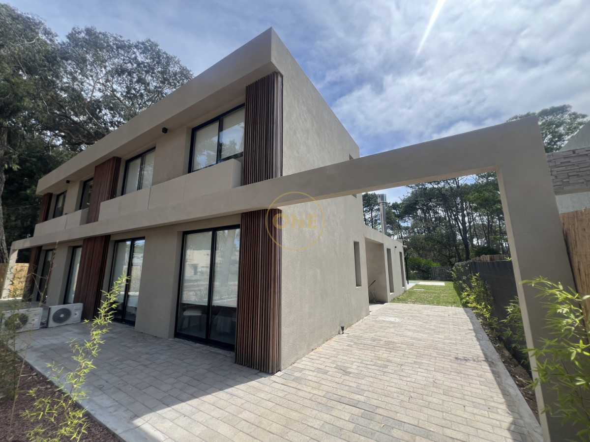 Casa ID.2031 - Sofisticada casa PH de 4 dormitorios en suite Solanas Country Punta Ballena en venta