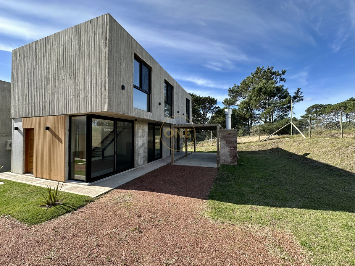 Casa ID.1710 - Casa en venta en playa Mansa Punta del Este 