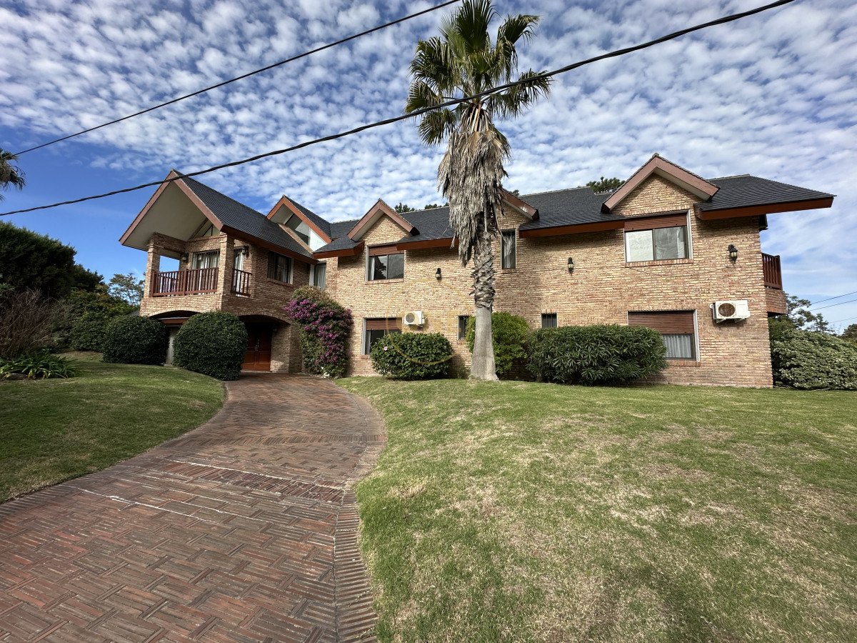 Casa ID.1696 - Casa en venta playa Mansa 7 dormitorios Punta del Este 