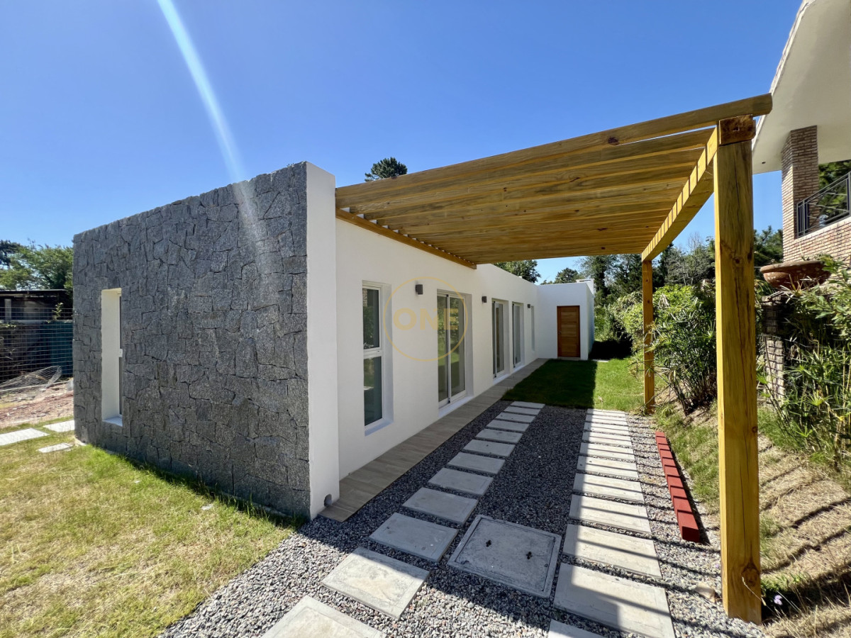 Casa ID.2078 - Excelente casa Tipo Ph 3 Dormitorios Zona Colegios, Marly Punta del Este en venta