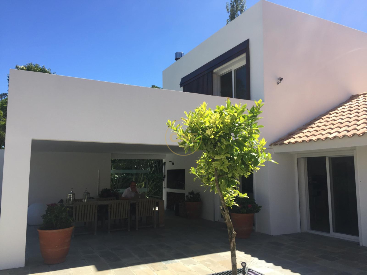 Casa ID.171 - Venta de Casa 5 DORMITORIOS con vista a cancha de Golf , Punta del este