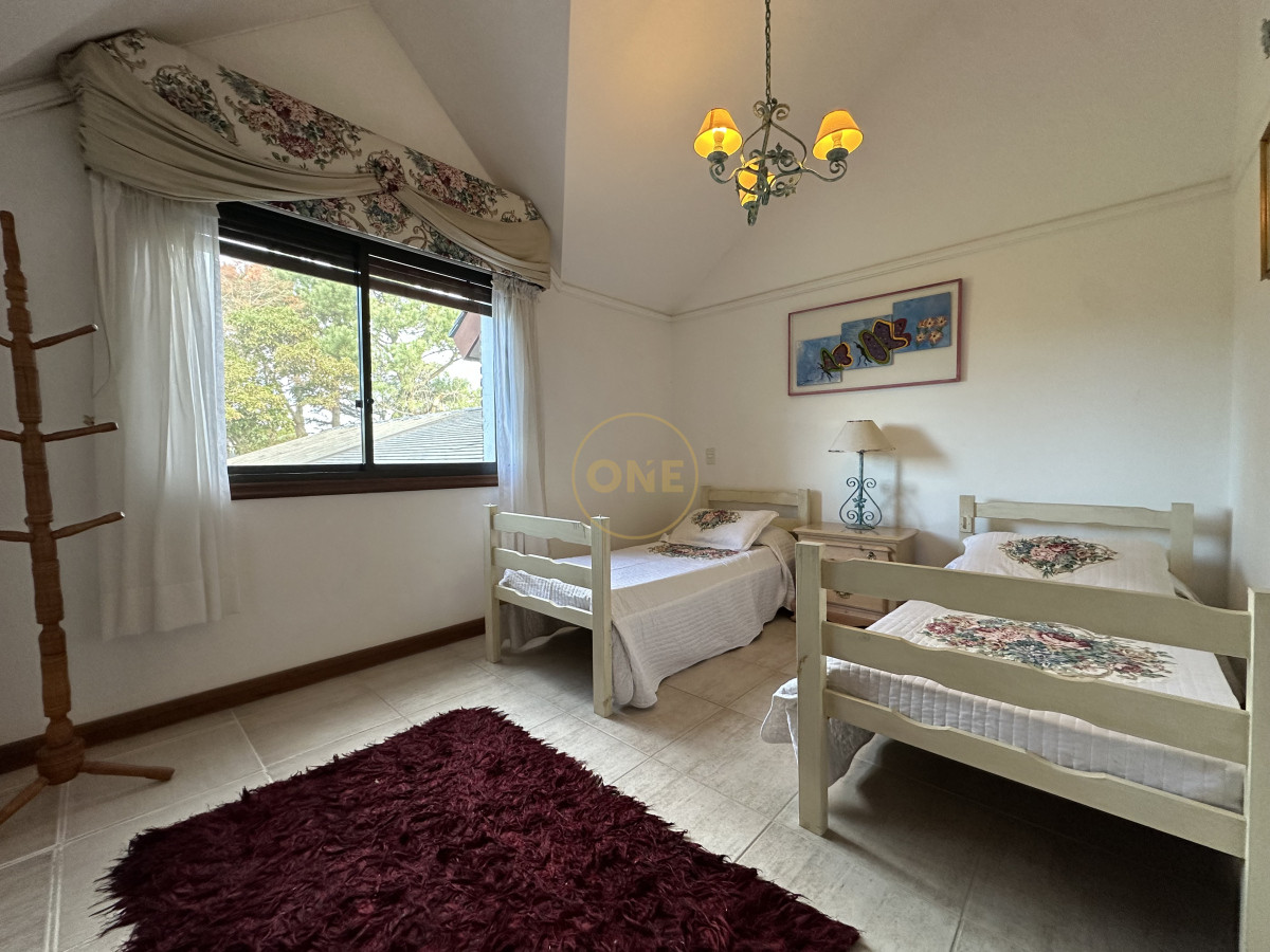 Casa ID.1696 - Casa en venta playa Mansa 7 dormitorios Punta del Este 
