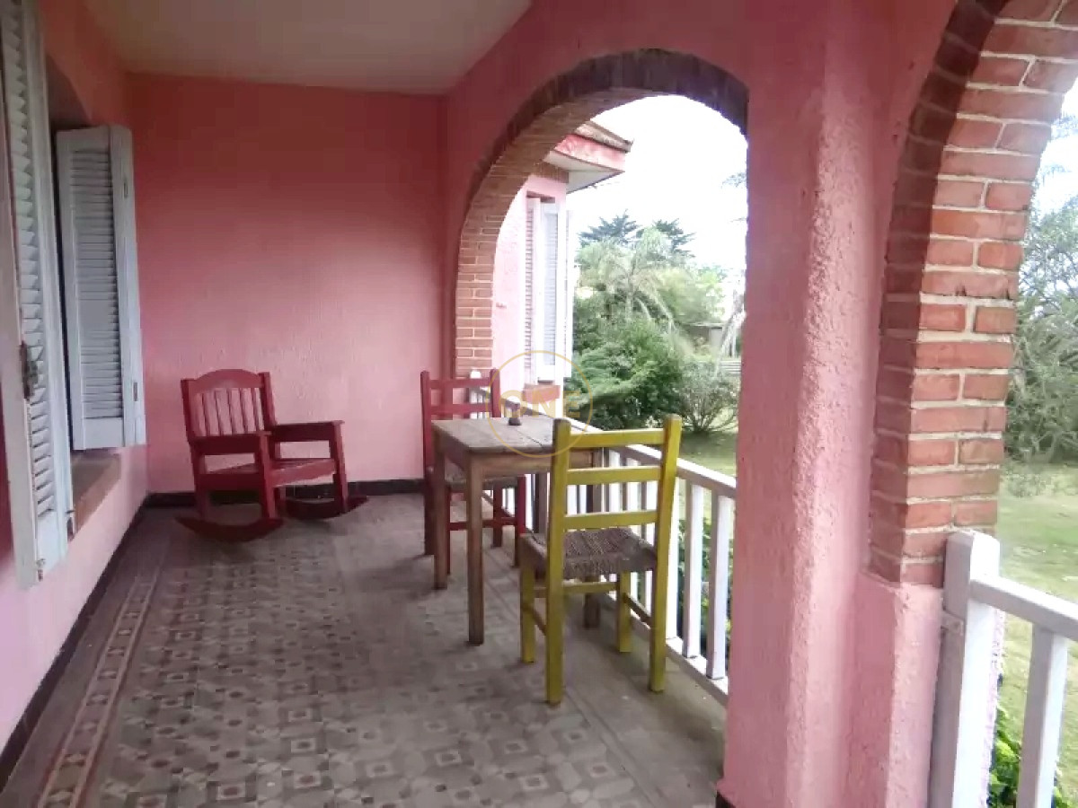 Casa ID.1413 - venta casa estilo Castillo Playa Verde  Piriápolis frente al mar 