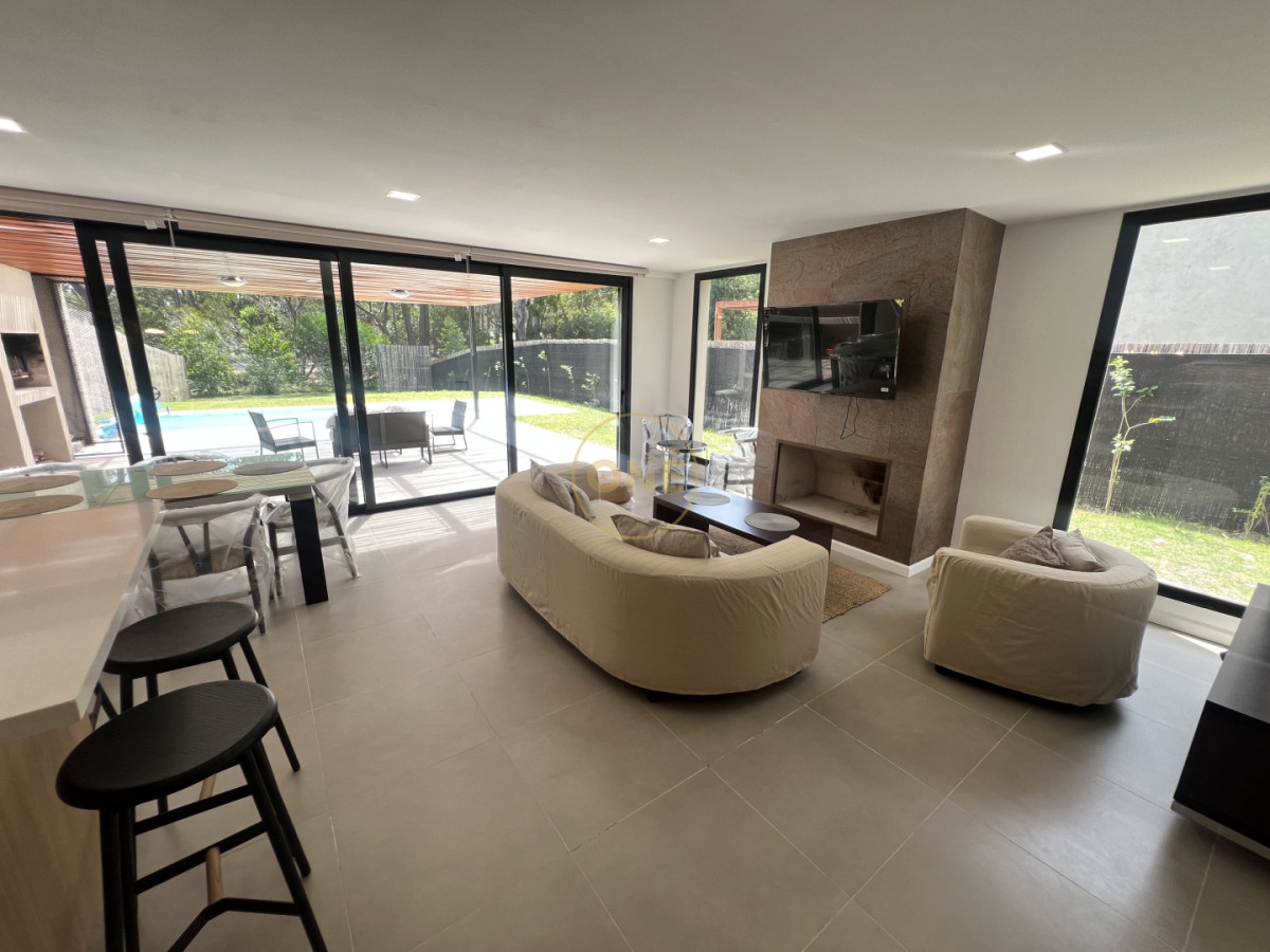 Casa ID.2031 - Sofisticada casa PH de 4 dormitorios en suite Solanas Country Punta Ballena en venta