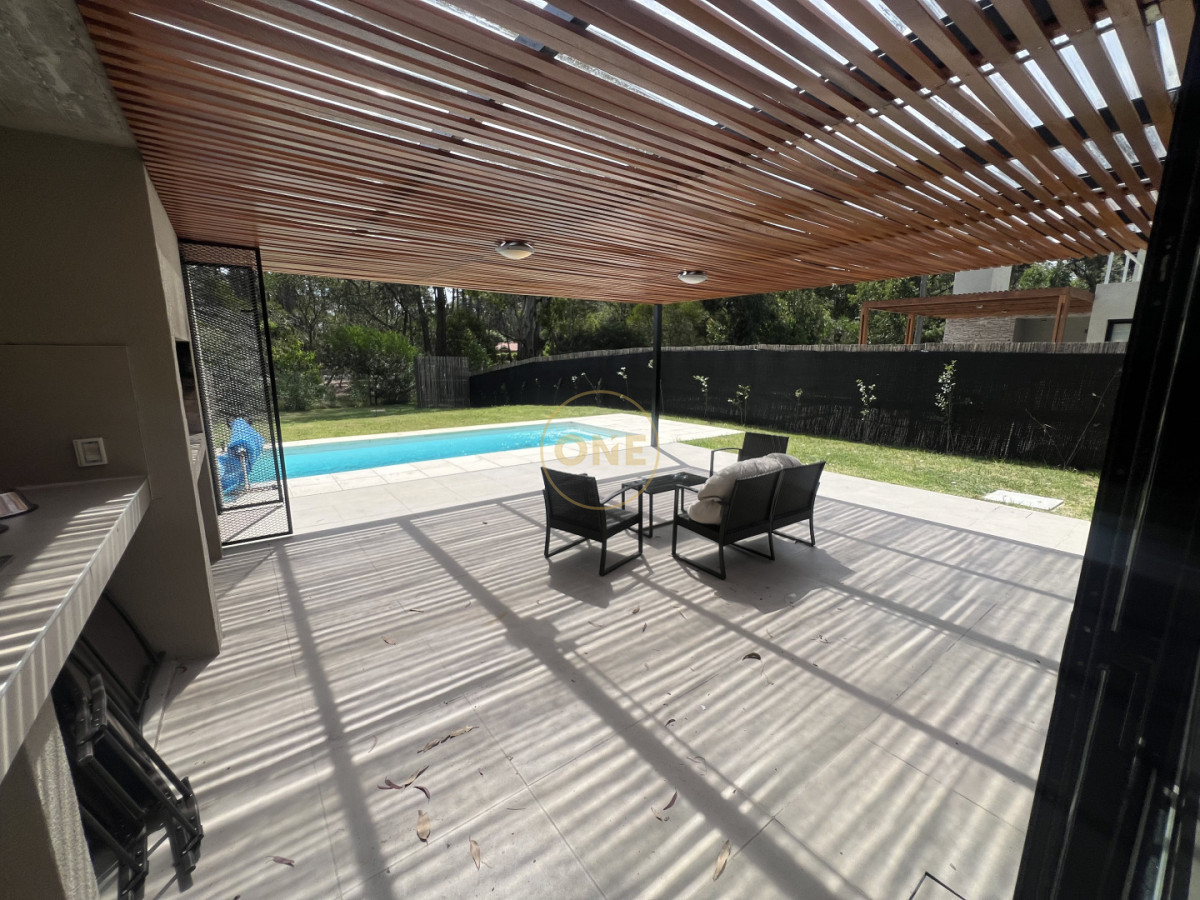 Casa ID.2031 - Sofisticada casa PH de 4 dormitorios en suite Solanas Country Punta Ballena en venta