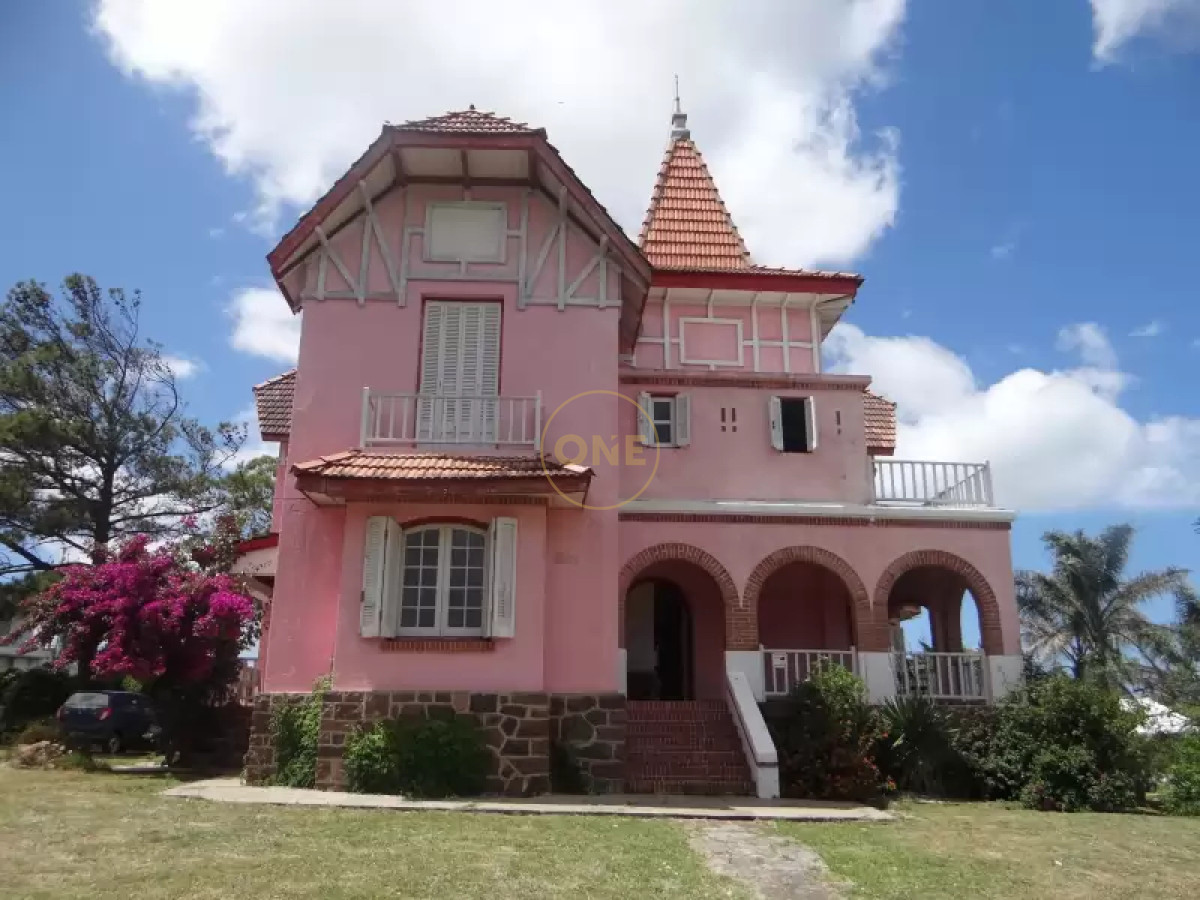 Casa ID.1413 - venta casa estilo Castillo Playa Verde  Piriápolis frente al mar 
