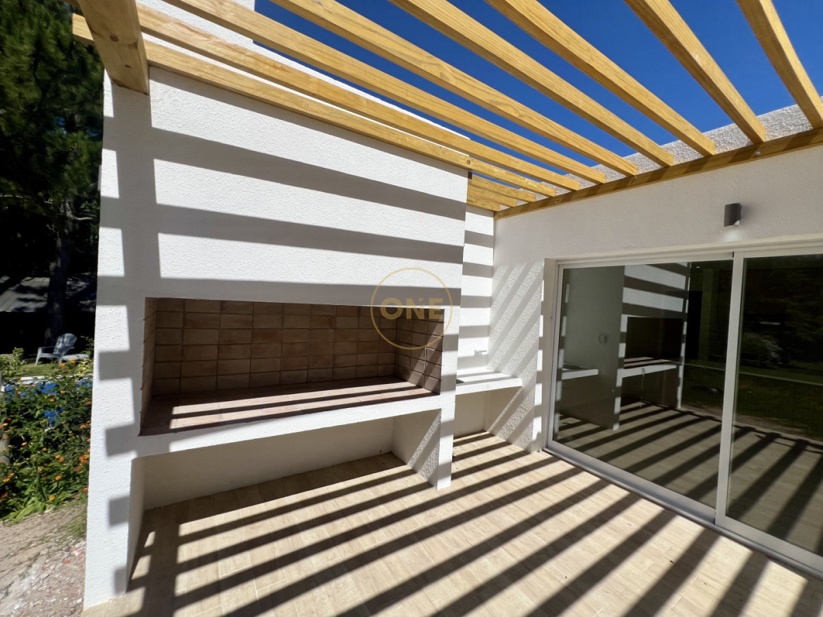 Casa ID.2078 - Excelente casa Tipo Ph 3 Dormitorios Zona Colegios, Marly Punta del Este en venta