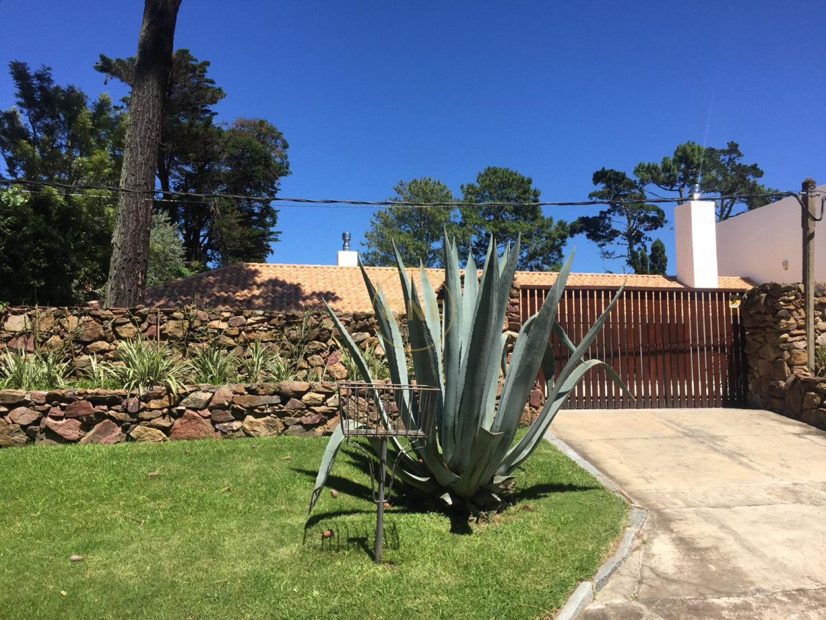 Casa ID.171 - Venta de Casa 5 DORMITORIOS con vista a cancha de Golf , Punta del este
