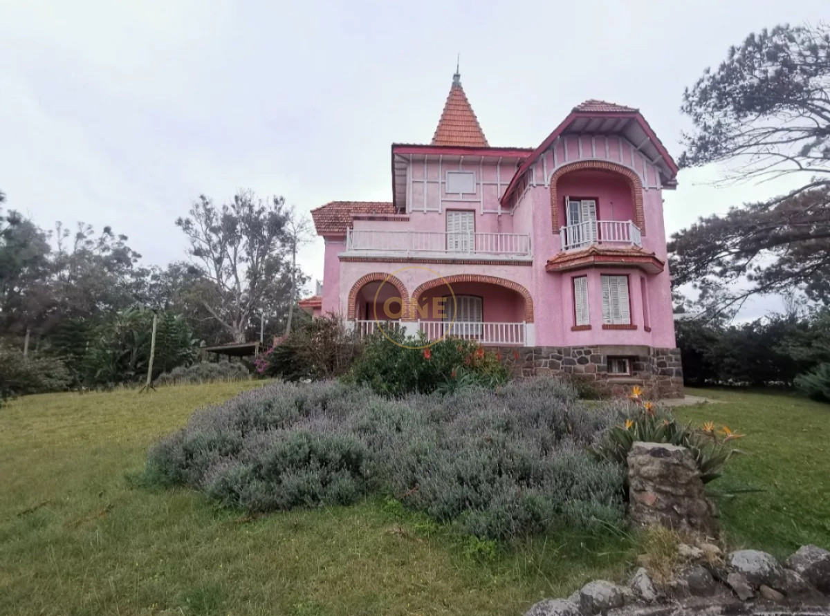 Casa ID.1413 - venta casa estilo Castillo Playa Verde  Piriápolis frente al mar 