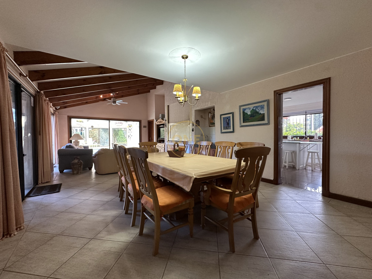 Casa ID.1696 - Casa en venta playa Mansa 7 dormitorios Punta del Este 