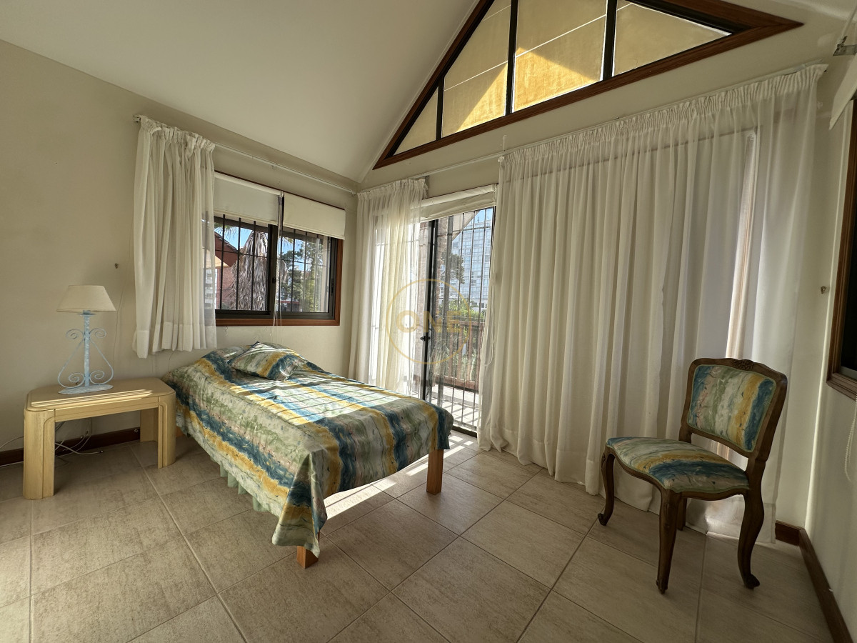 Casa ID.1696 - Casa en venta playa Mansa 7 dormitorios Punta del Este 