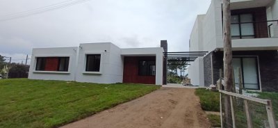 Casa de 3 dormitorios en Parque Burnett a la venta a estrenar!