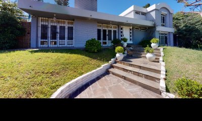 Chalet exclusivo en zona ideal para vivienda permanente en Punta del Este