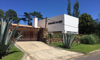 Venta de Casa 5 DORMITORIOS con vista a cancha de Golf , Punta del este