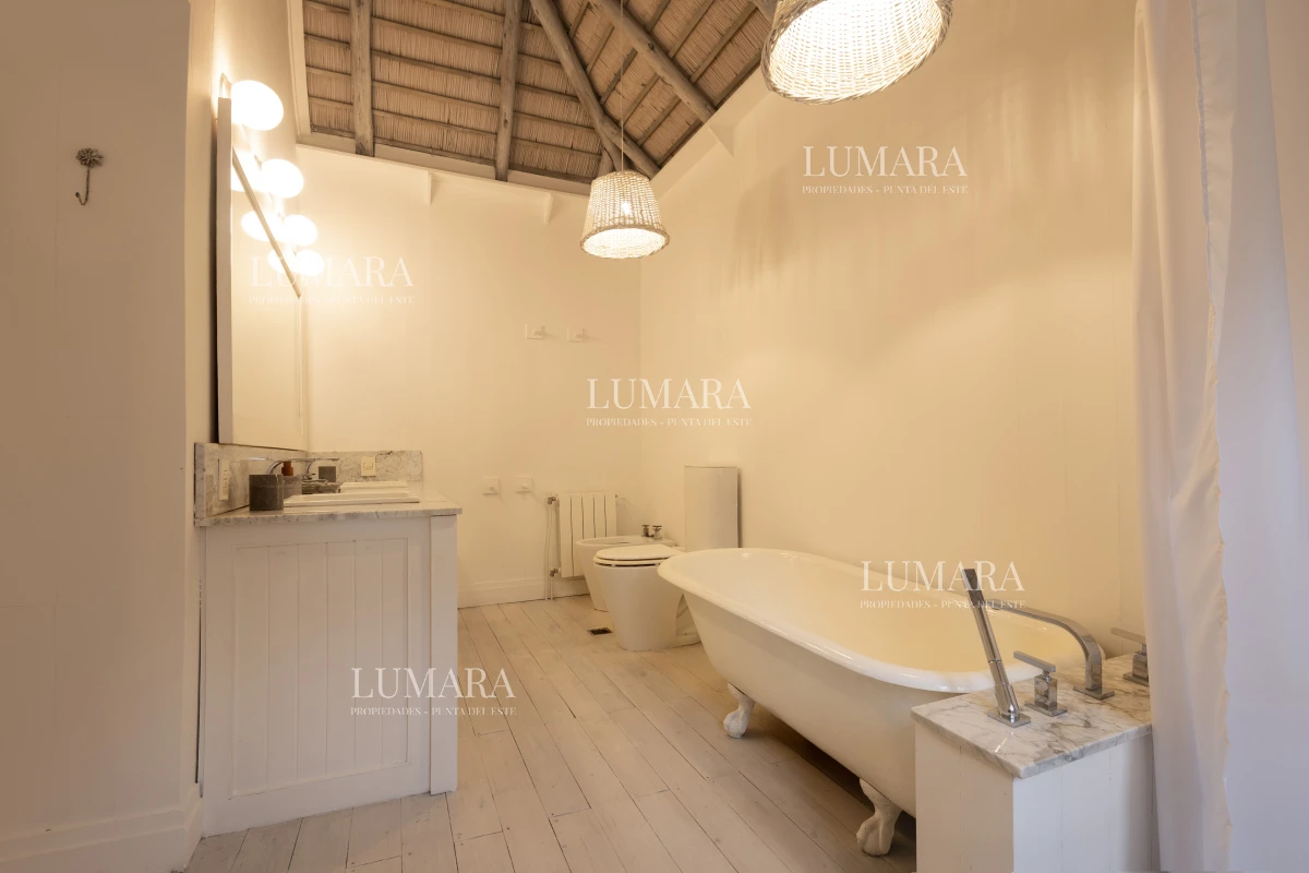 Casa ID.2170 - CASA EN EL PUEBLO DE JOSÉ IGNACIO SOBRE EL MAR