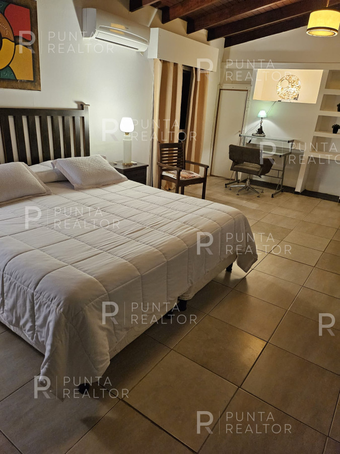 Casa ID.1885 - ALQUILER CASA PUNTA BALLENA 6 DORMITORIOS Y PISCINA