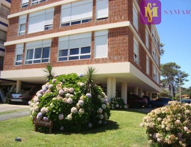 Apartamento de 2 dormitorios, ubicado frente al mar.