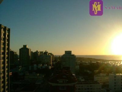 Apartamento 1 dormitorio ubicado en la península de Punta del Este, parada 1 playa Mansa. Con vista al mar! 