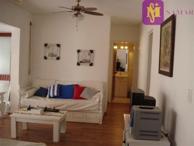 Apartamento 1 dormitorio ubicado a pocas cuadras de playa Brava, excelente, a pasos de Av. Gorlero.
