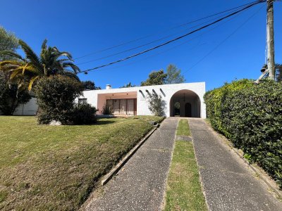 Casa de 2 dormitorios y dependencia en Venta