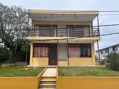 Venta de casa con amplio depósito