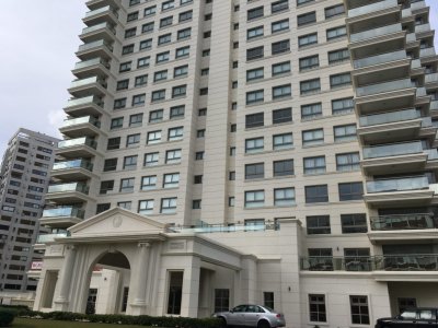 Apartamento de 3 dormitorios en Torre de Categoría - Península, Punta del Este