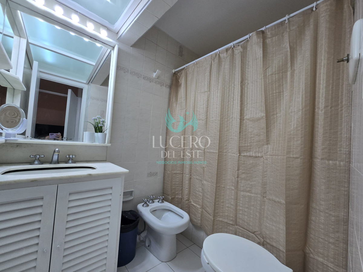 Apartamento ID.1042 - Venta apartamento 1 dormitorio y medio en Punta del este, Primera línea