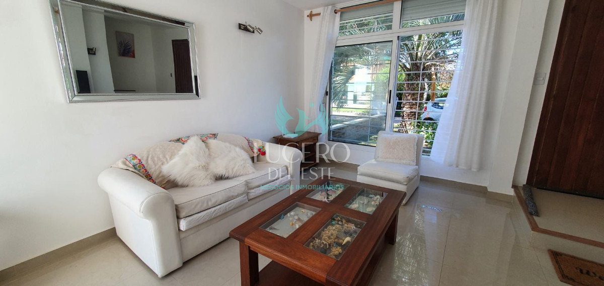 Casa ID.1543 - Alquiler hermosa casa 2 y medio dormitorios 2 baños en Punta del este, Parada 14