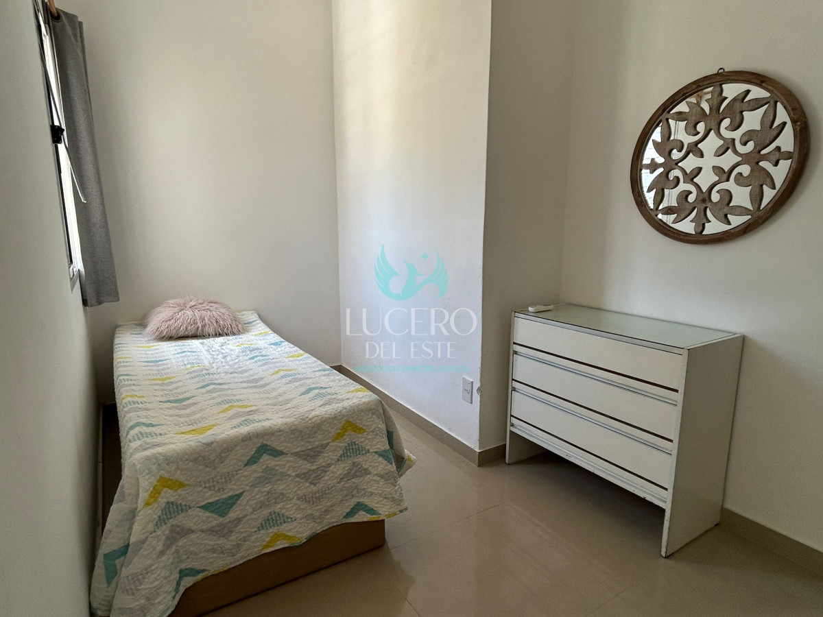 Casa ID.1543 - Alquiler hermosa casa 2 y medio dormitorios 2 baños en Punta del este, Parada 14