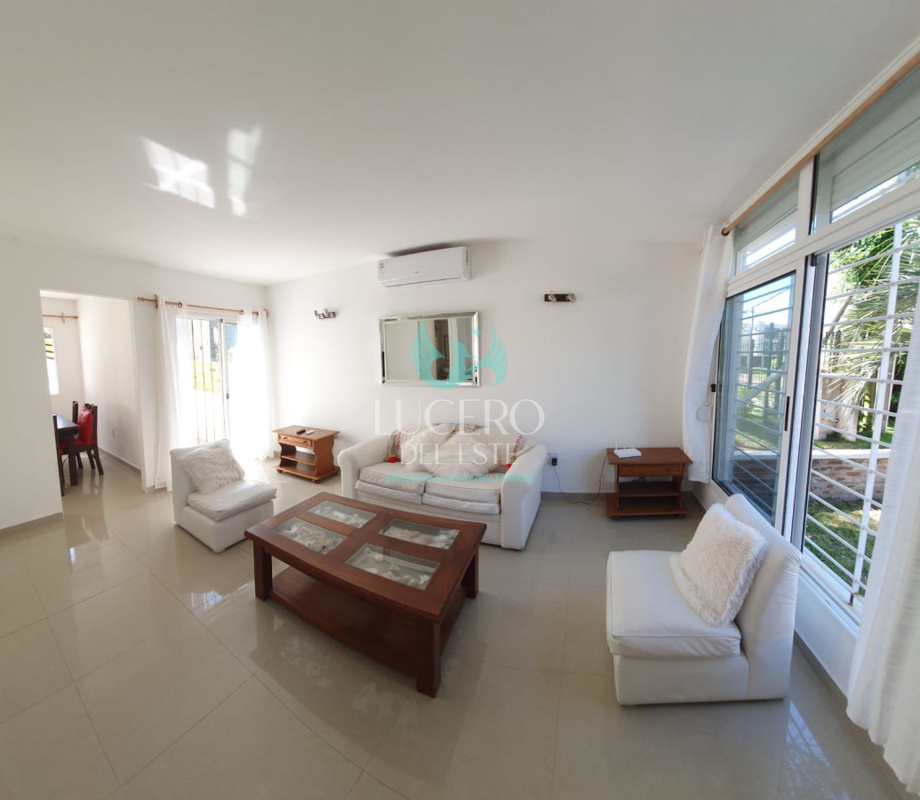 Casa ID.1543 - Alquiler hermosa casa 2 y medio dormitorios 2 baños en Punta del este, Parada 14