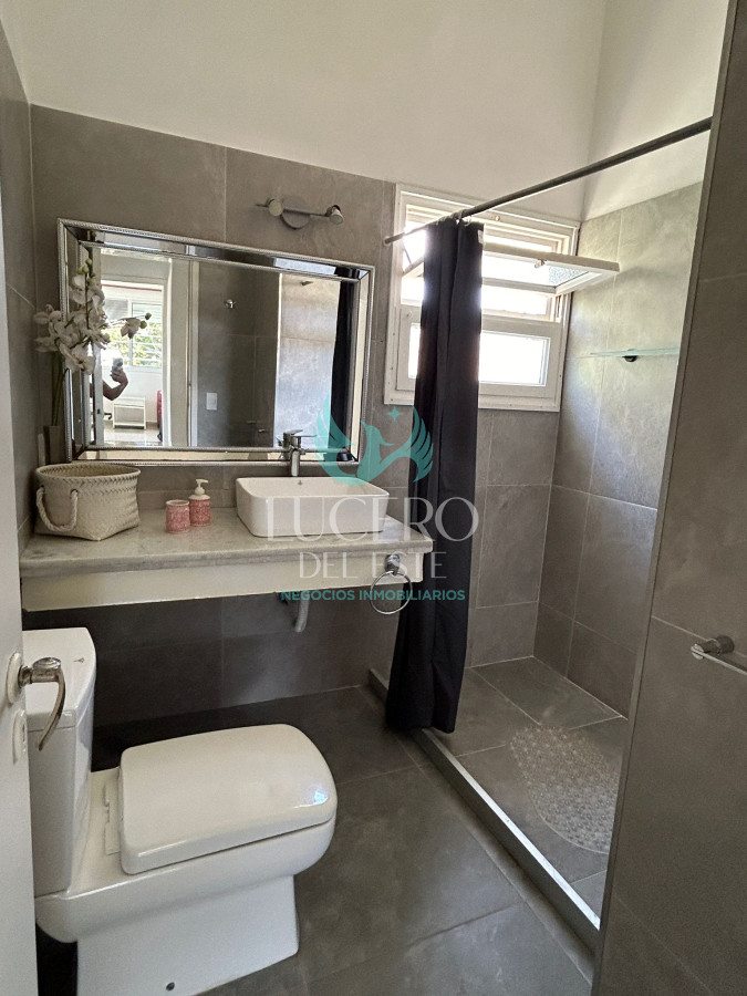 Casa ID.1543 - Alquiler hermosa casa 2 y medio dormitorios 2 baños en Punta del este, Parada 14