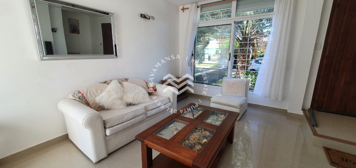 Casa ID.492 - Alquiler hermosa casa 2 y medio dormitorios 2 baños en Punta del este, Parada 14