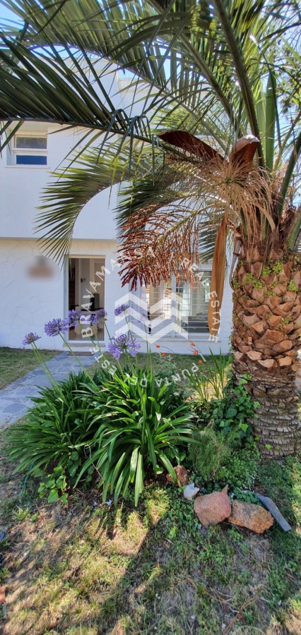 Casa ID.492 - Alquiler hermosa casa 2 y medio dormitorios 2 baños en Punta del este, Parada 14