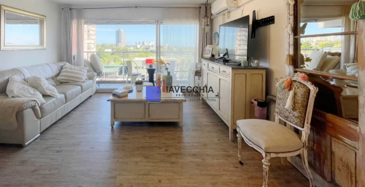 Venta apartamento de 3 dormitorios 2 baños en zona Centro de Maldonado  - IAV50515A
